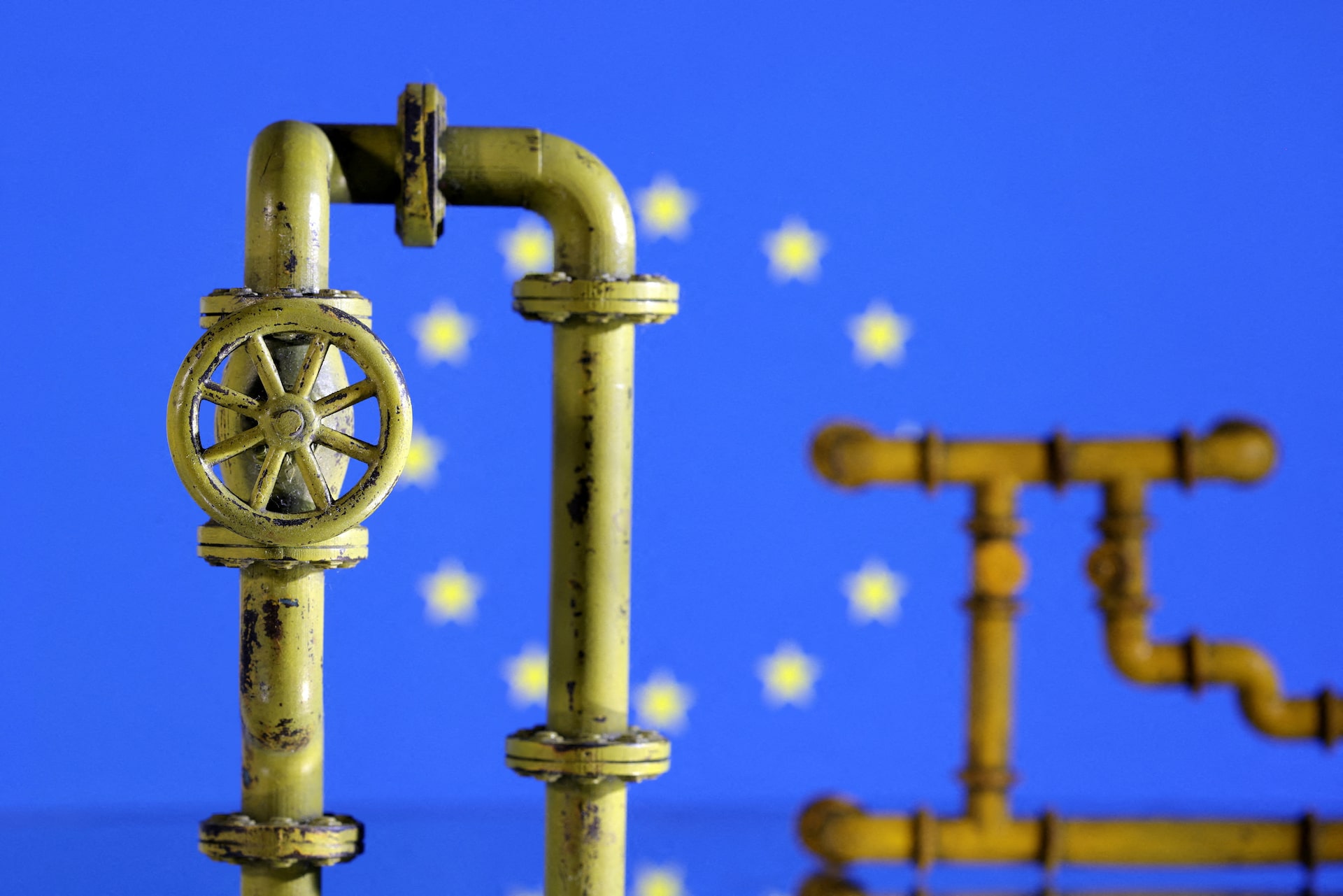 European gas prices top €100 for the first time since 2022 (News Central TV)