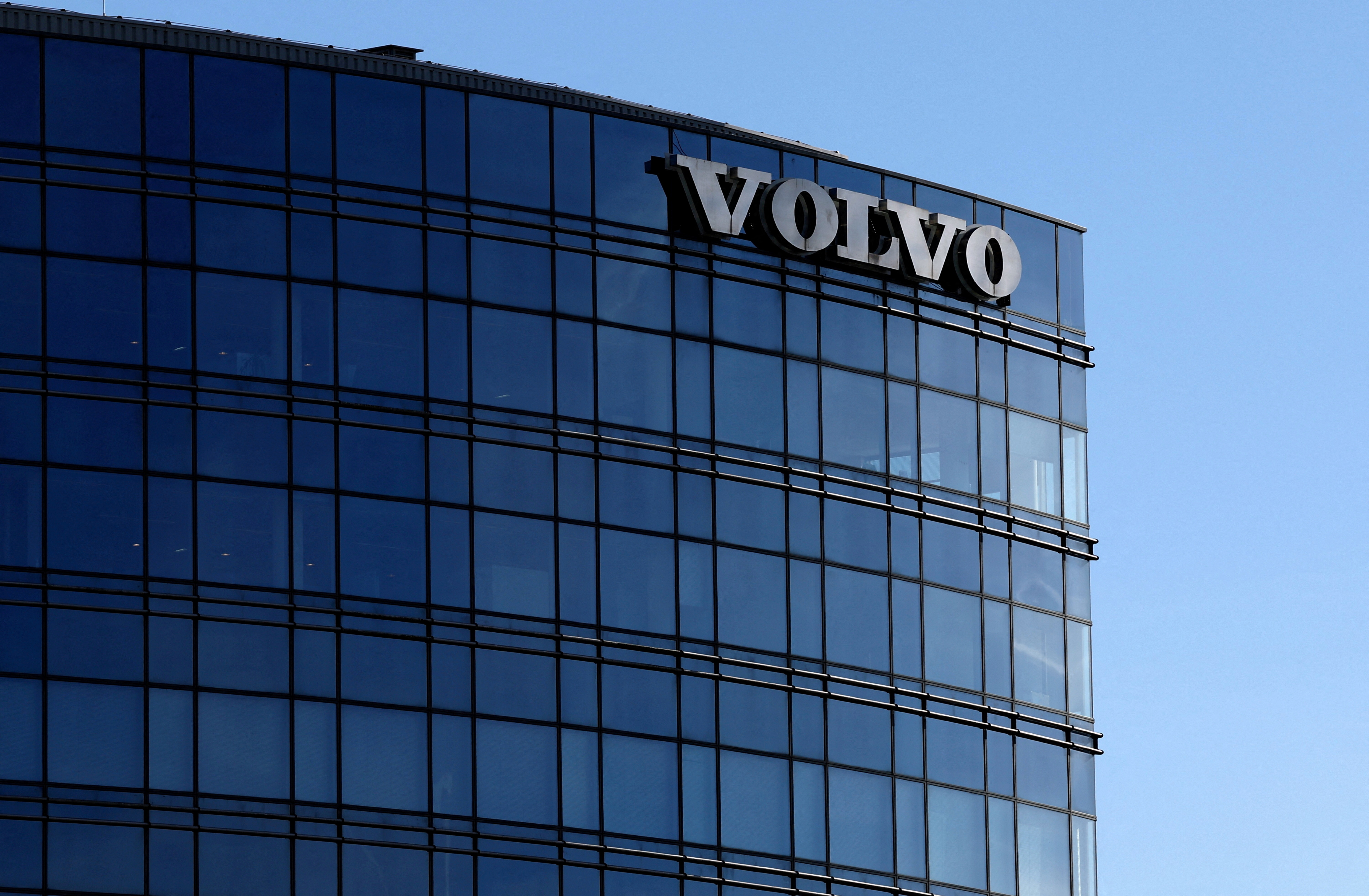 Volvo cuts 2,500 jobs after Q3 loss (News Central TV)