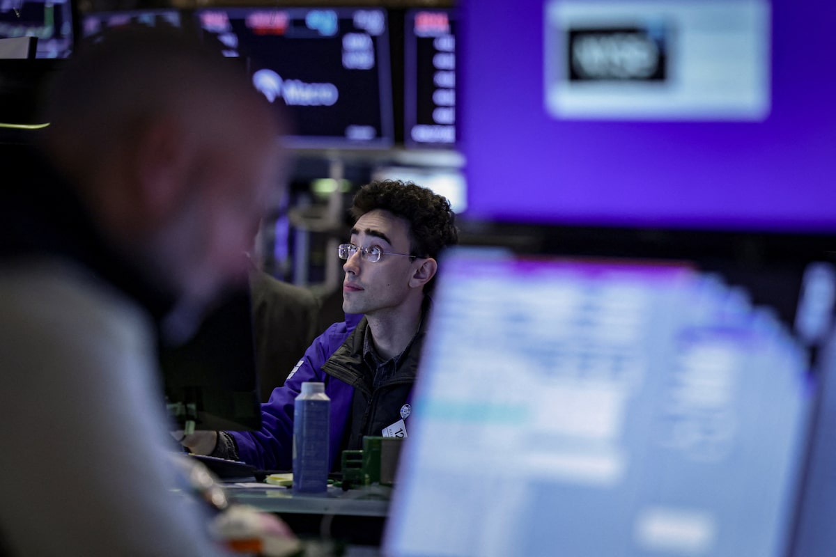 Oil prices hit 5 as stocks mixed on AI and earnings (News Central TV)