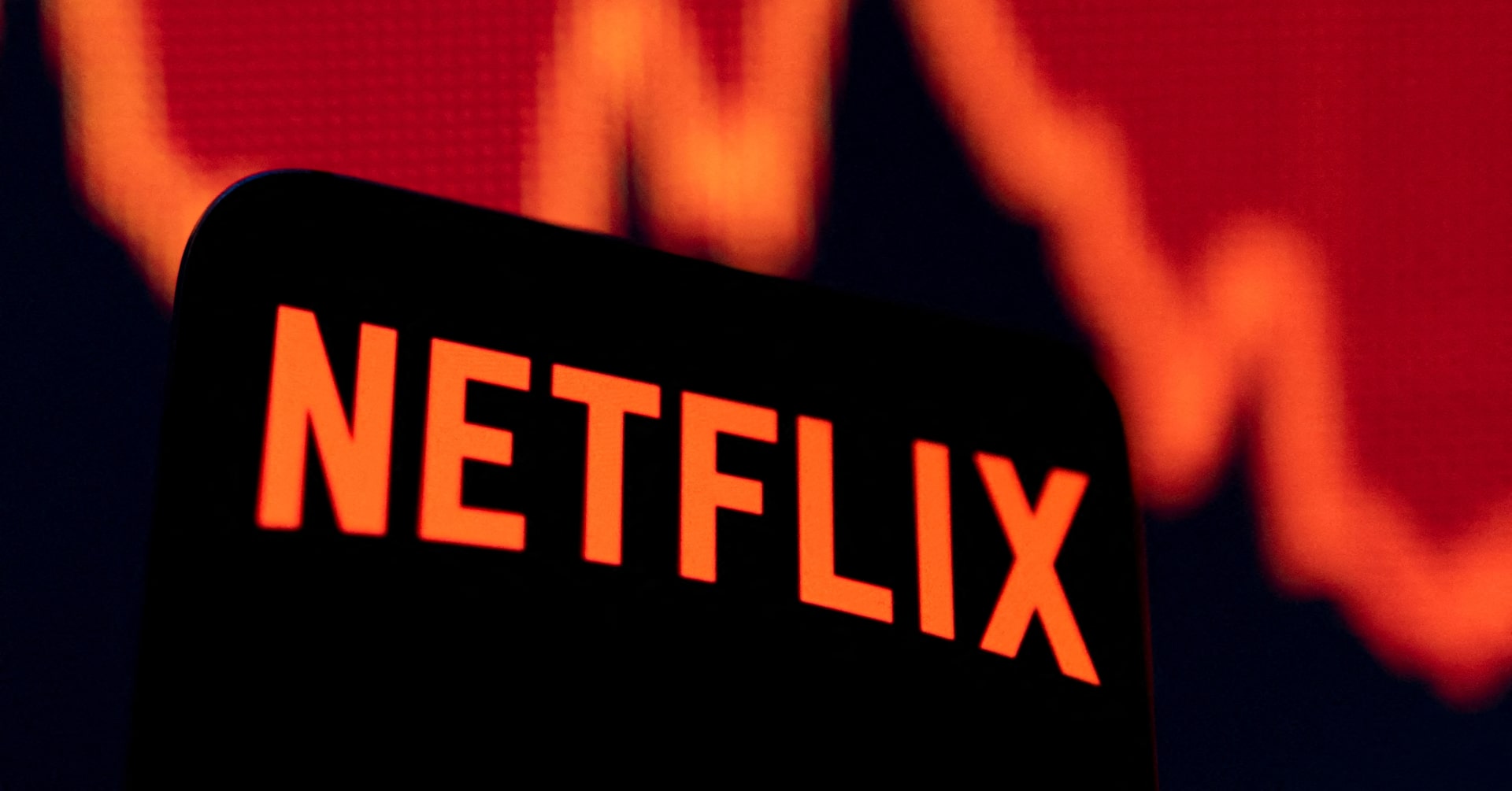 Netflix shares drop on slowing engagement (News Central TV)