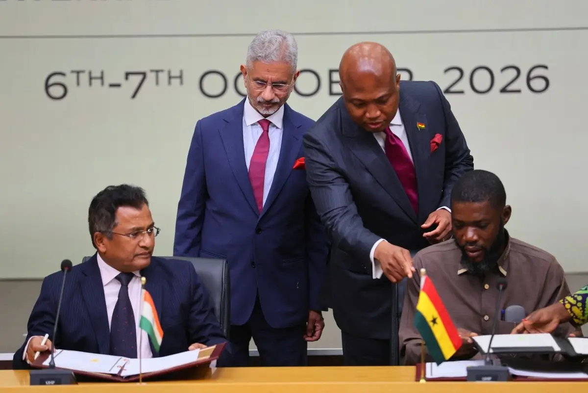 India's External Affairs Minister Subrahmanyam Jaishankar (L, up) and Ghana's Foreign Affairs Minister Samuel Okudzeto Ablakwa (R, up) witness the signing of a bilateral agreement during Jaishankar's official visit in Accra, on October 6, 2026. (Photo by Nipah Dennis / AFP)
