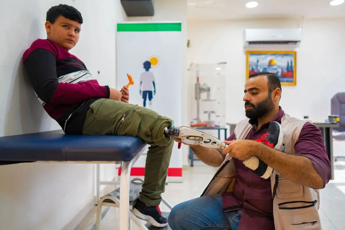 Mahmoud Abou Nusair, a 15-year-old Palestinian boy who lost his right leg during the war in Gaza, has his prosthetic attached at a medical centre in Amman on October 13, 2026 as part of the "Jordanian medical corridor" initiative.
