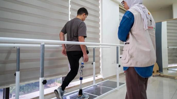 Zuhdi Abou Shanab, a 17-year-old Palestinian boy who lost his entire right leg below the hip during the war in Gaza, undergoes rehabilitation treatment with his prosthetic at a medical centre in Amman on October 13, 2026 as part of the "Jordanian medical corridor" initiative.