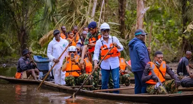 Governor Lucky Aiyedatiwa and other state government officials paddle their way to the crash site.