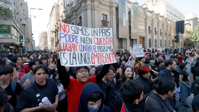 Chilean Students Protest Over Education Cuts (NewsCentral TV)