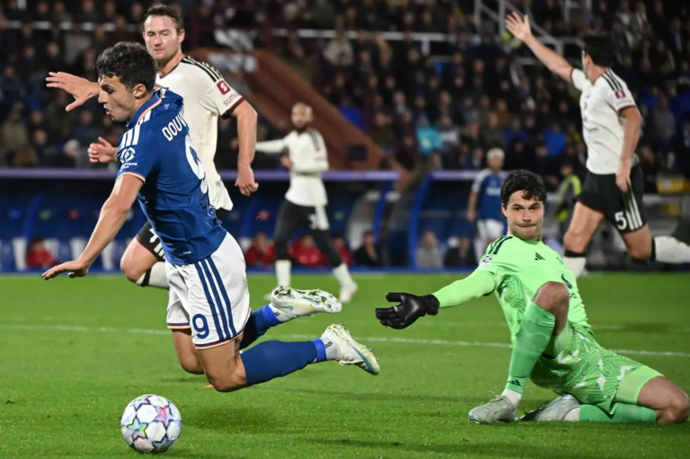 Como Thrash Man United 4-1