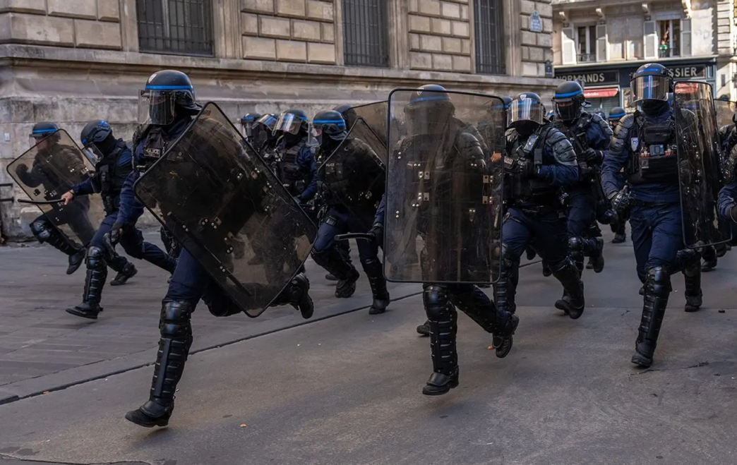France police officers (NC)