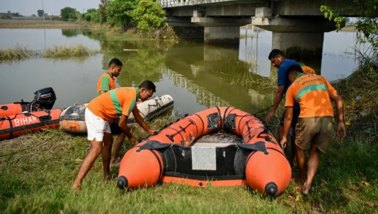 India Festival Boat Capsize Kills 13 Children