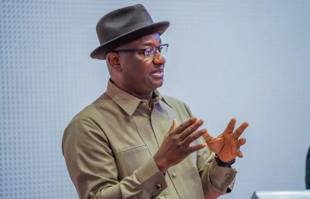 Nigeria puts 46 Ebola contacts on the no-fly list (News Central TV)