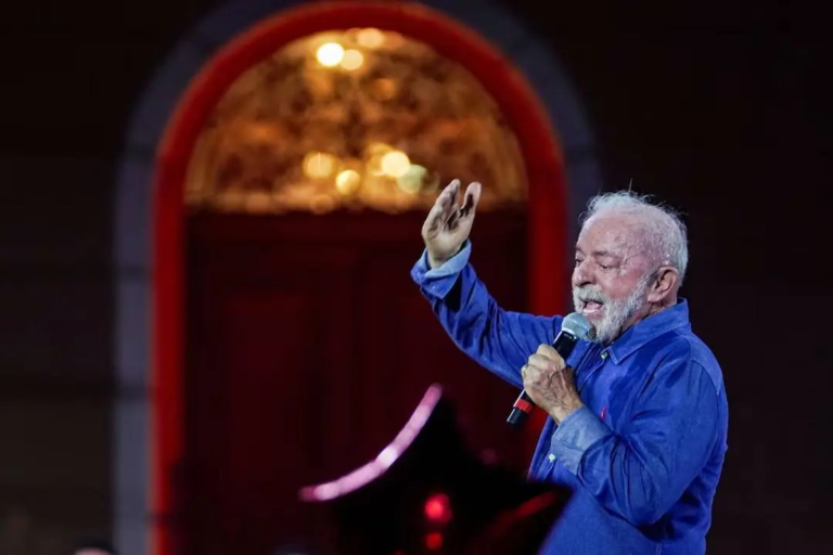 Lula, Bolsonaro Trade Blows in Final Brazil Scramble