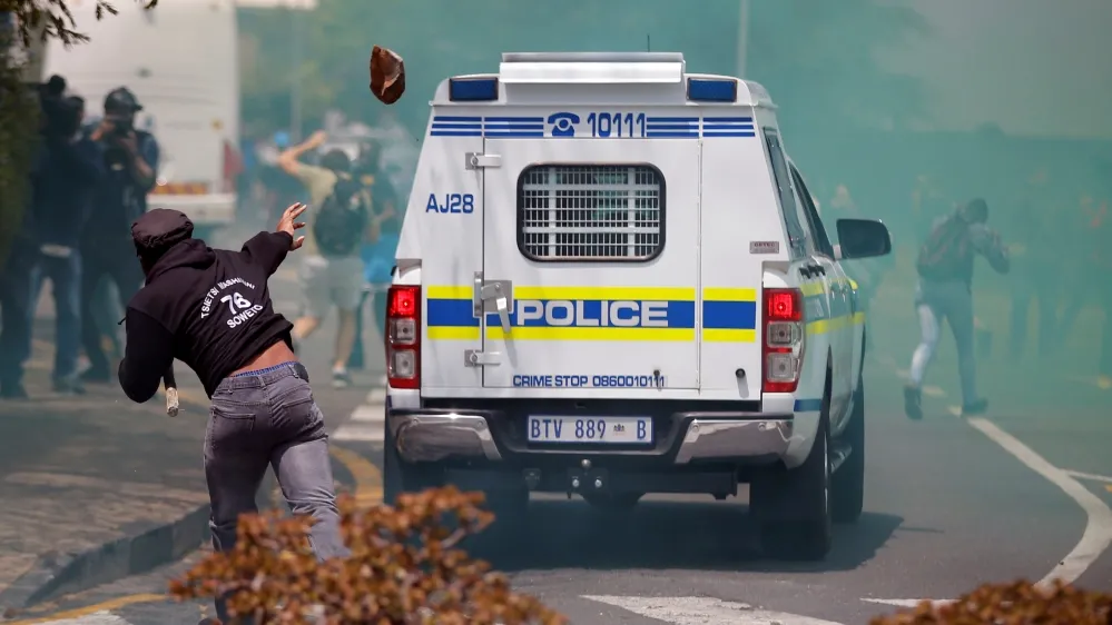 Mob beats a foreigner to death in Durban (News Central TV)