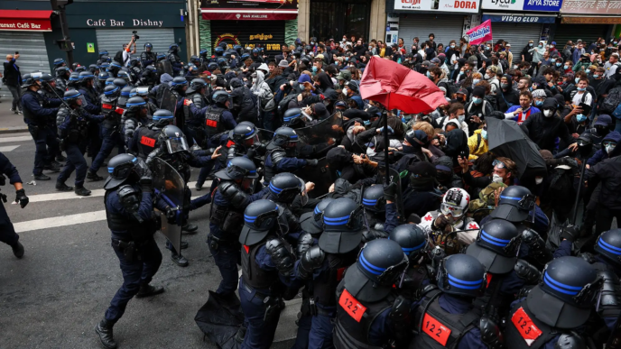 Looters raid French shops in cost-of-living protests (News Central TV)