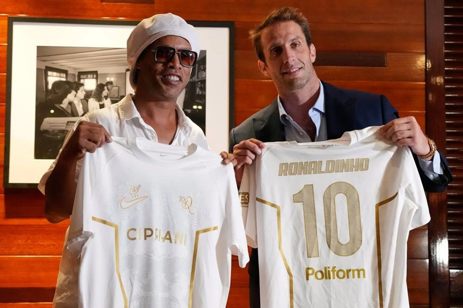 Ronaldinho returns to football with Italian third tier