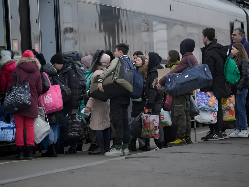 Ukraine Orders Families to Evacuate (NC) (1)