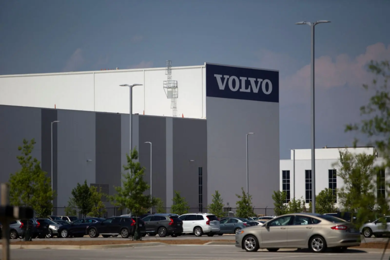 Volvo Cuts 2,500 Jobs After Q3 Loss