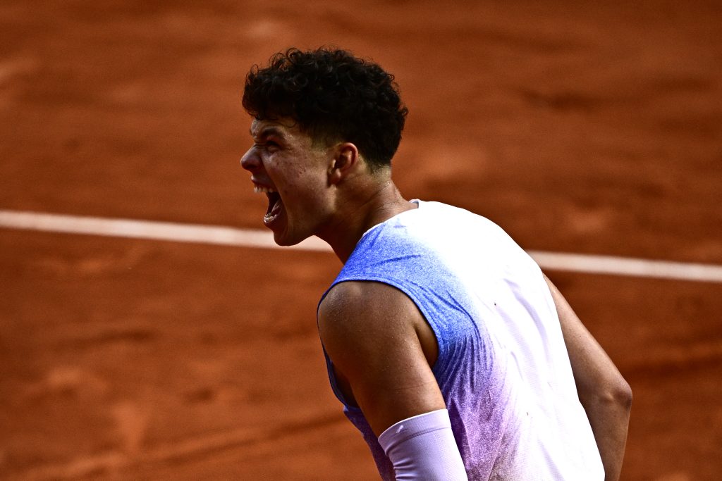 Alcaraz Advances at Queen’s; Fritz and Shelton Suffer Shock Exits