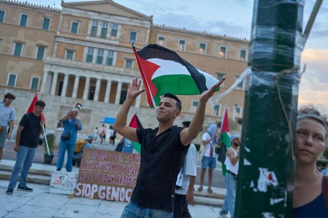 Athens Mayor, Israeli Envoy Clash Over Graffiti.