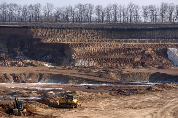EU and US Compete for Ukraine’s Strategic Mineral Wealth