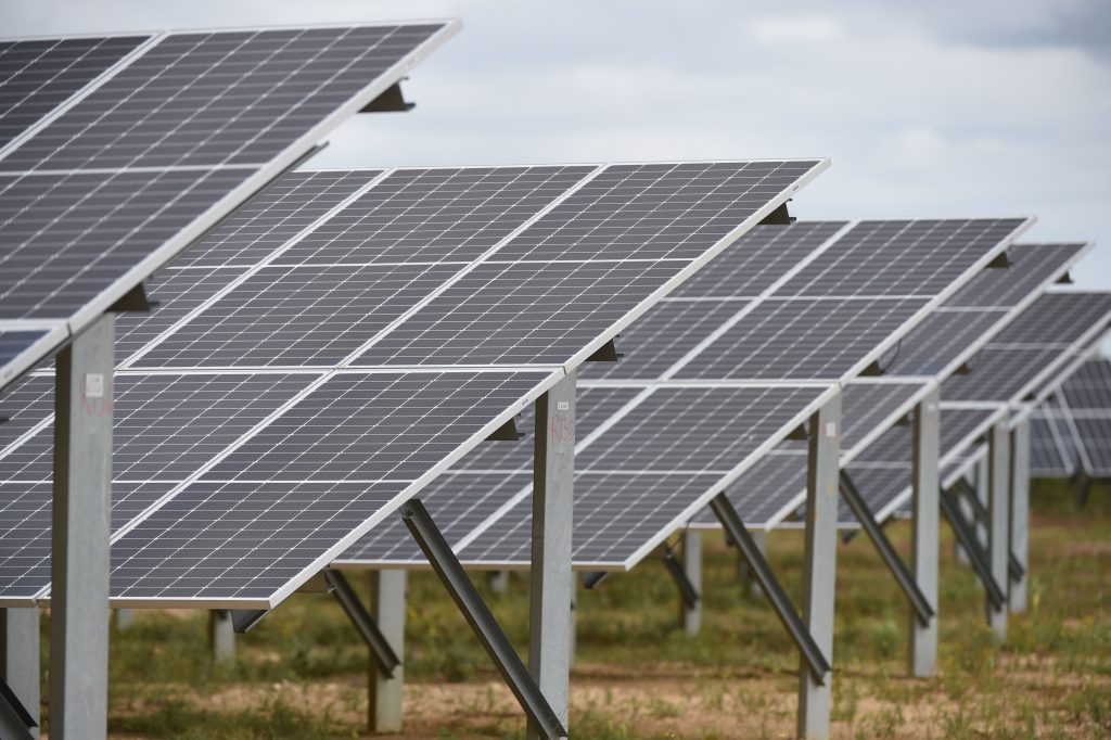 Egypt Accepts UAE's $900 Million Offer to Establish Solar Energy Farms
