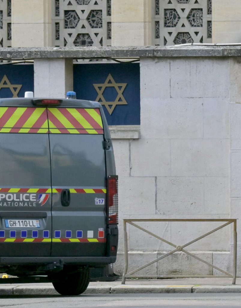 Explosion Near Synagogue in France Injures Police Officer