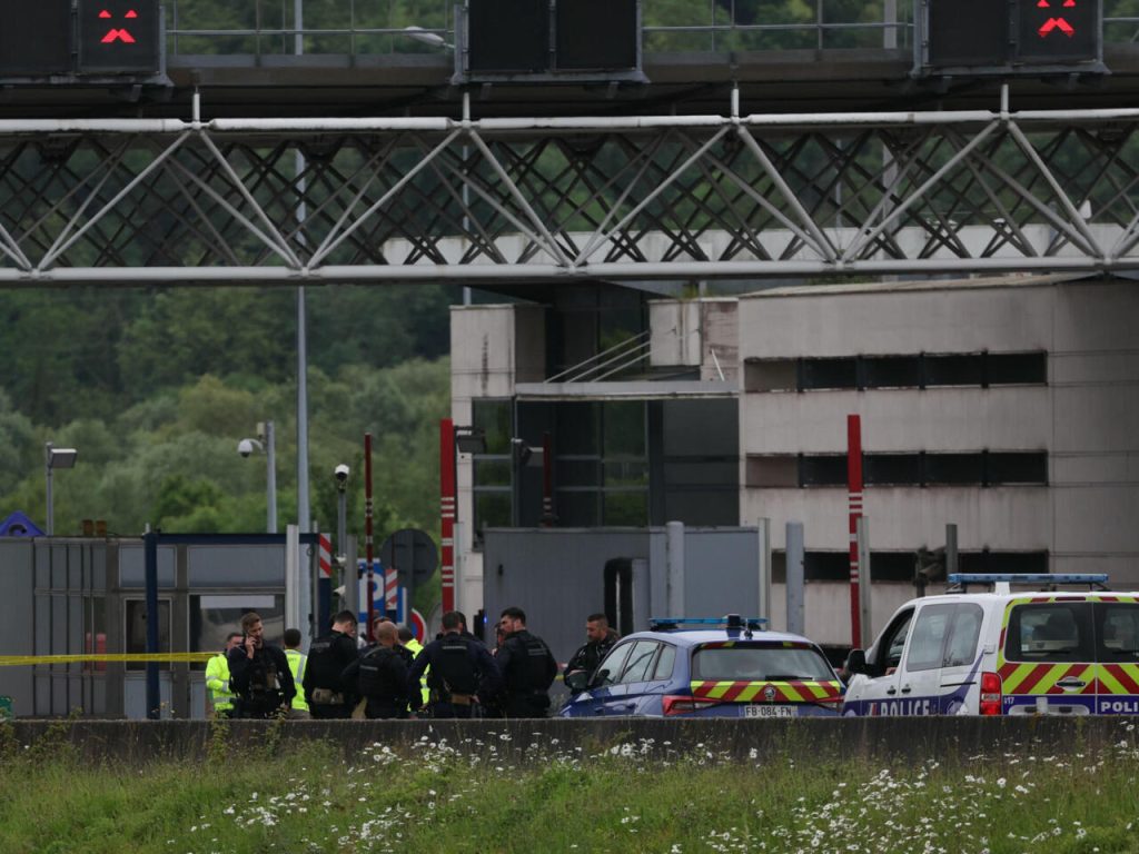French Police Launch Manhunt After Prison Officers Killed, Inmate Escapes in Ambush