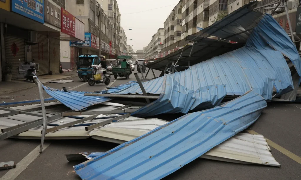 Gale-Force Winds Hit Northern China, Disrupting Hundreds of Flights and Rail