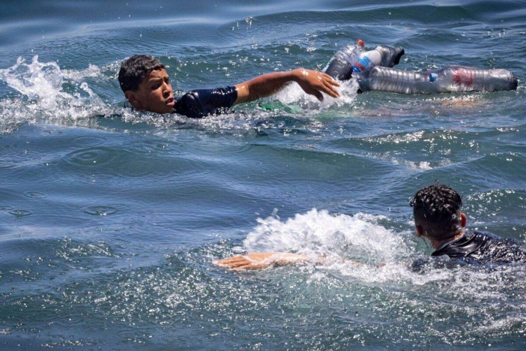 Hundreds of Migrants Swim from Morocco to Ceuta in Bid to Enter Europe