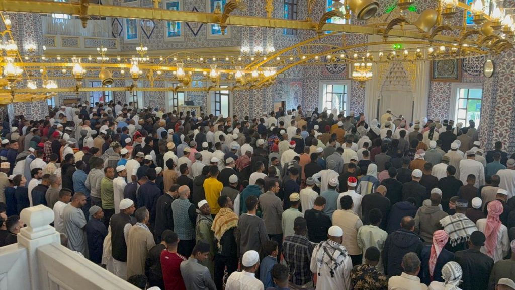 Muslim worshippers at the Nizamiye Mosque, Midrand, South Africa (News Central TV)