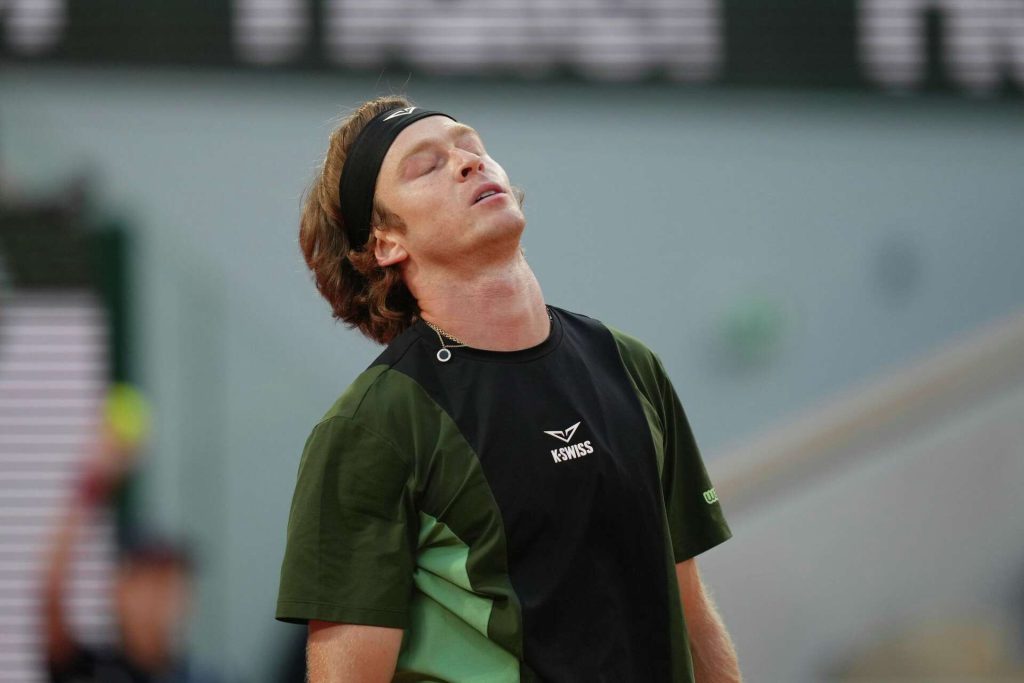 Jannik Sinner Dominates Andrey Rublev to Reach Roland Garros Quarter-Finals