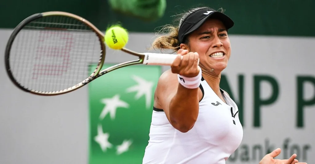 Bouzas Maniero defeated Vondrousova in the first round