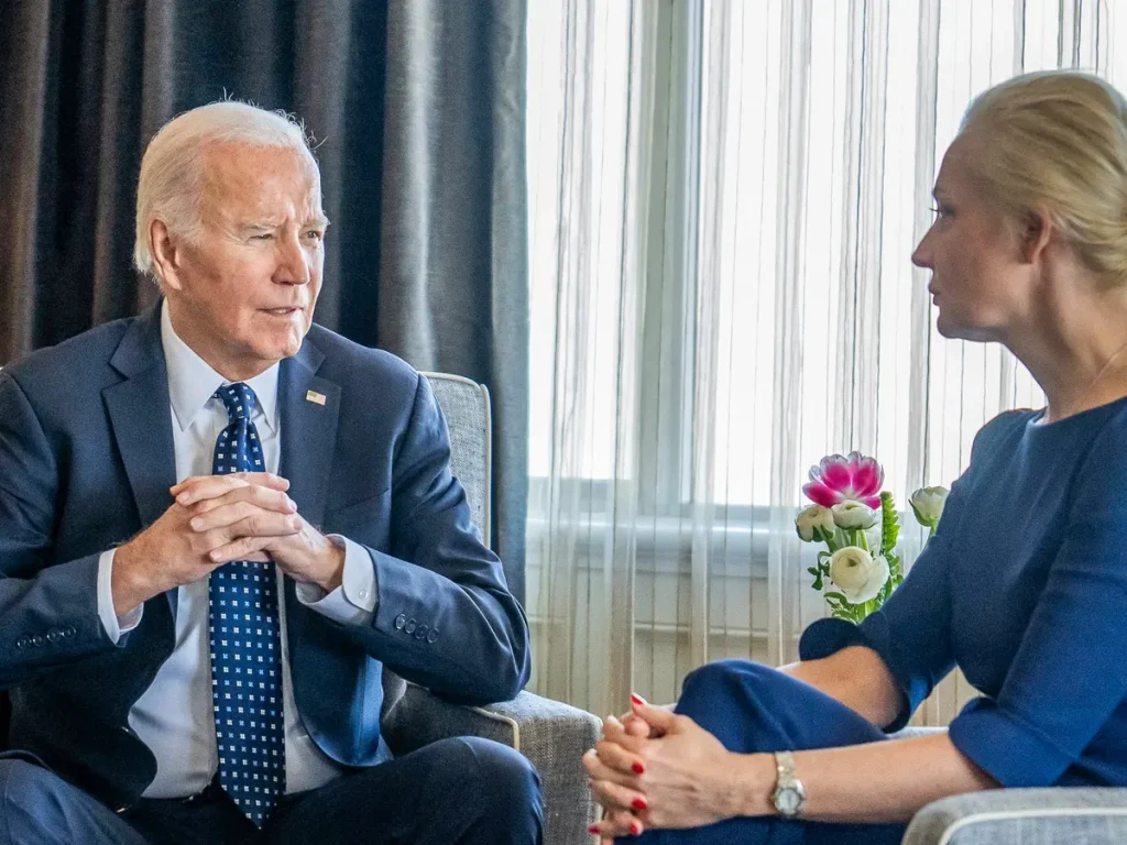 Joe Biden with Navalny's Widow and Daughter (News Central TV)