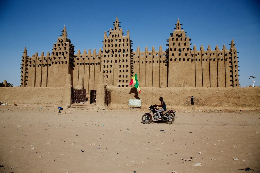 Mali’s Historic Djenne Mosque Replastered in Grand Annual Tradition