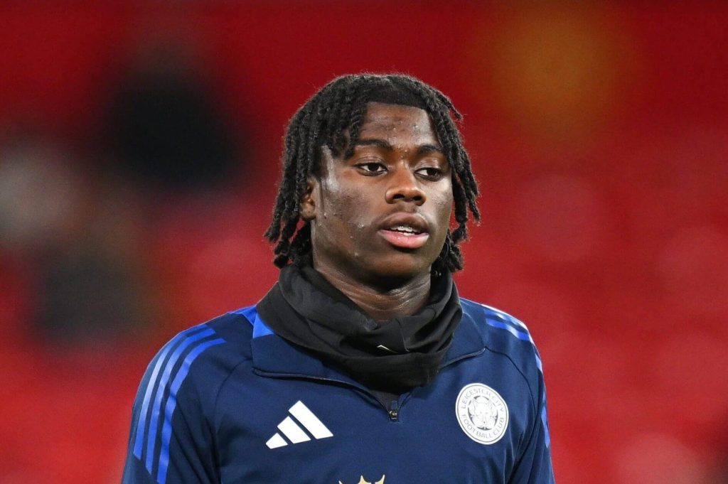 Teen Star Monga Debuts in Blank Shirt Over Sponsorship Ban