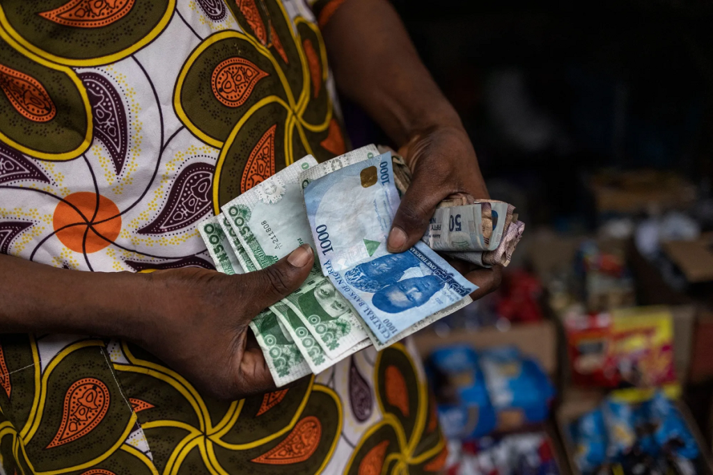 Naira Weakens Against Dollar in Official, Black Markets