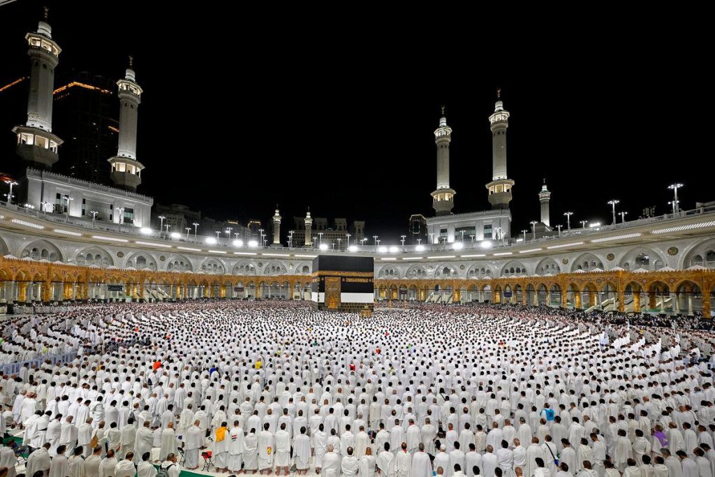 *Over 1.5 Million Pilgrims Begin Hajj Under Scorching Sun