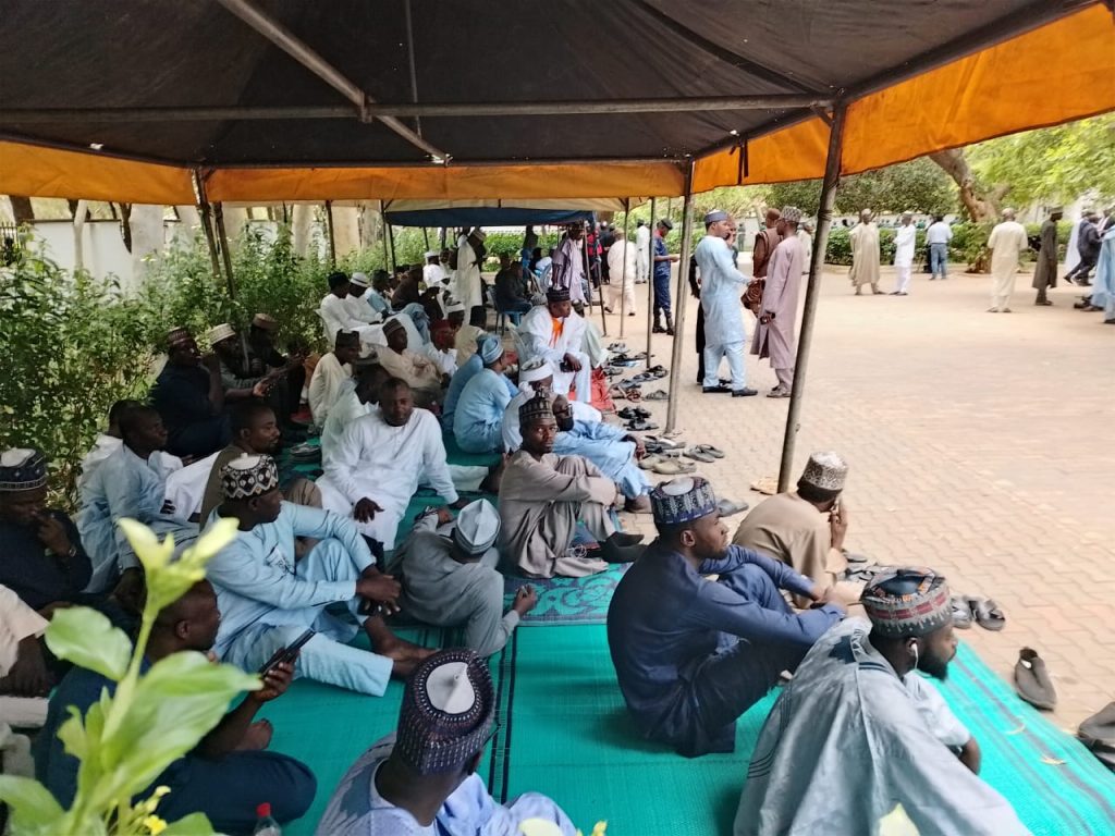 People Awaiting the remains of Muhammadu Buhari at his Daura Residence (News Central TV)