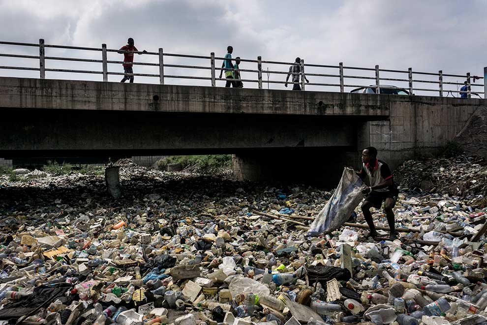 Plastic_bottles_completely_cover_the_water_line_on_the_kalamu_river_which_runs_through_the_centre_of_kinshasa. (News Central TV)