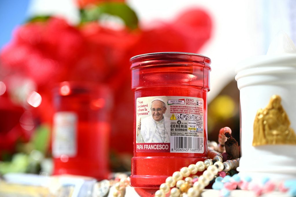 Vatican: Pope Francis Discontinues Use of Oxygen Mask 