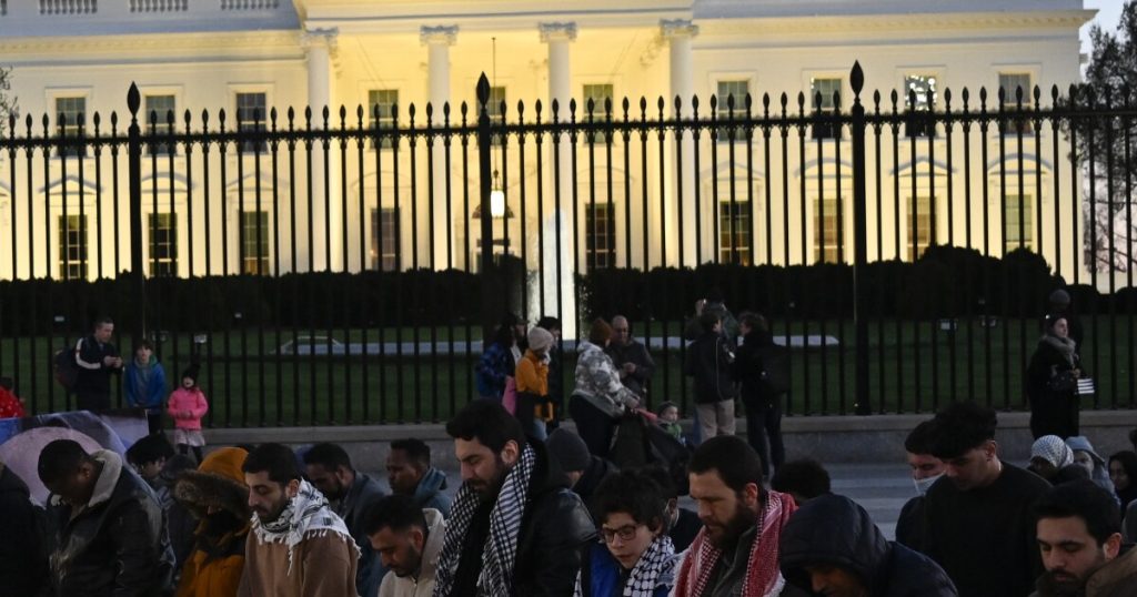 Pro-palestinian-protesters outside whitehouse ( News Central TV)