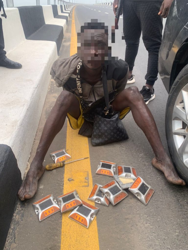 Suspected Vandal Arrested on Lagos Third Mainland Bridge (News Central TV)