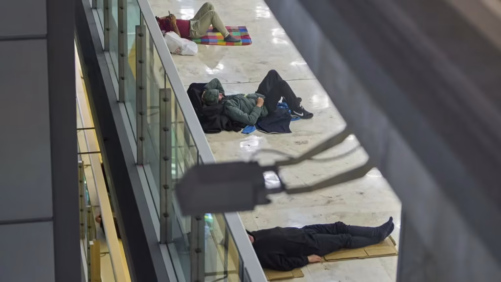 *Rising Rents Force Workers to Sleep at Spain's Busiest Airport