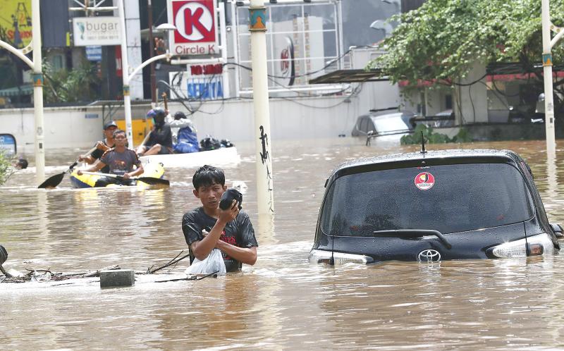 Severe Flooding Hits Jakarta, Forcing Hundreds to Evacuate