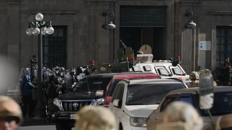 Soldiers Outside the Bolivian President's Palace (News Central TV)