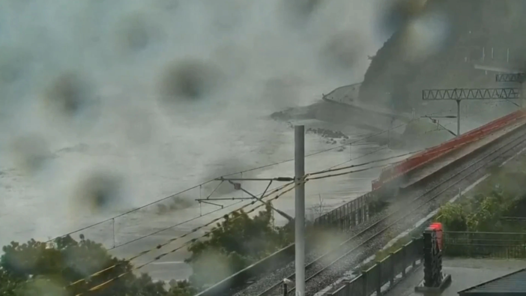 Typhoon Podul Hits Taiwan, Flights Cancelled