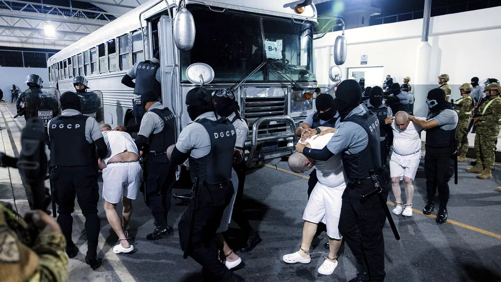 U.S. Deports More Venezuelans to El Salvador