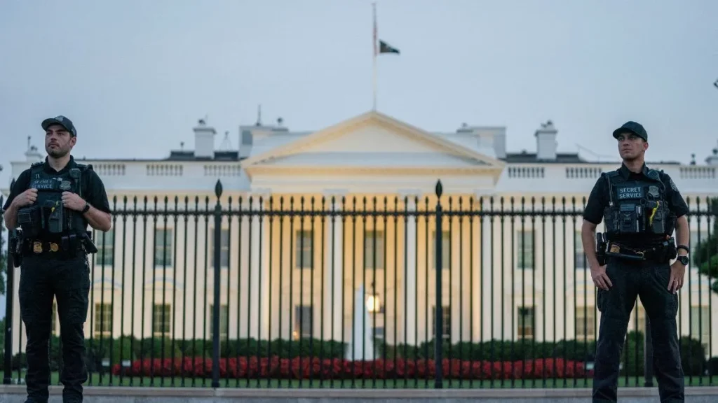 US Secret Service Shoots Suspect Near White House in Armed Standoff