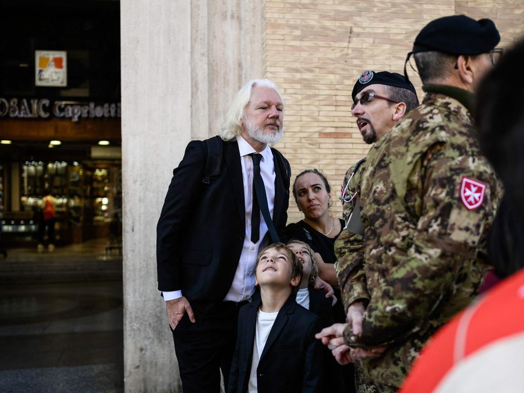 Wikileaks Founder Julian Assange Joins Crowds in Rome for Pope Francis’s Funeral