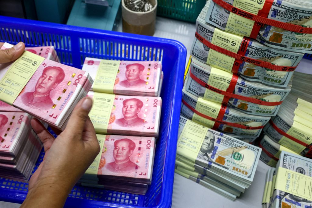 Yuan Slumps to Weakest Value Due to US Trade Tensions