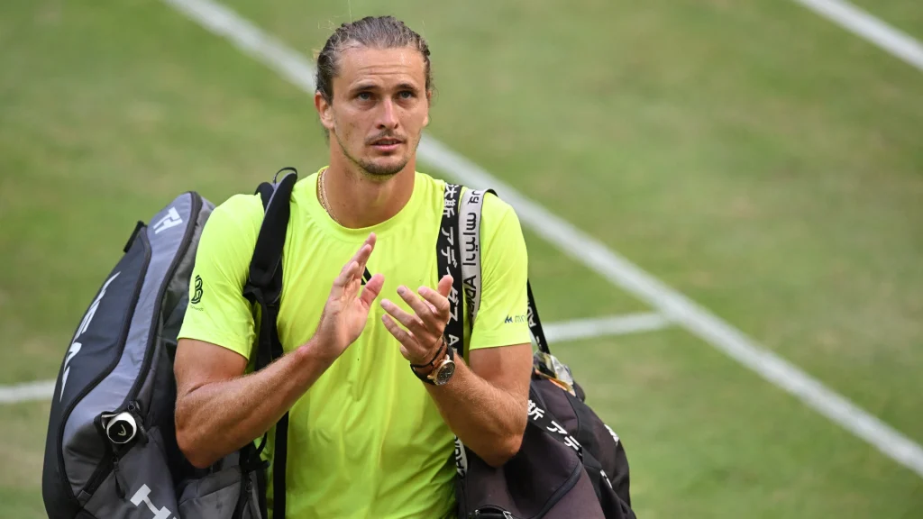 Zverev Battles Back to Beat Sonego, Reach Halle Quarter-Finals