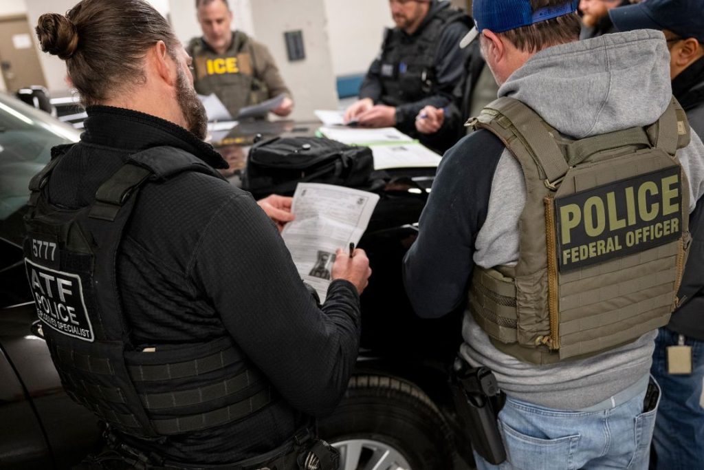 US Immigration Sweep Sees Nearly 1,000 Detentions on Sunday